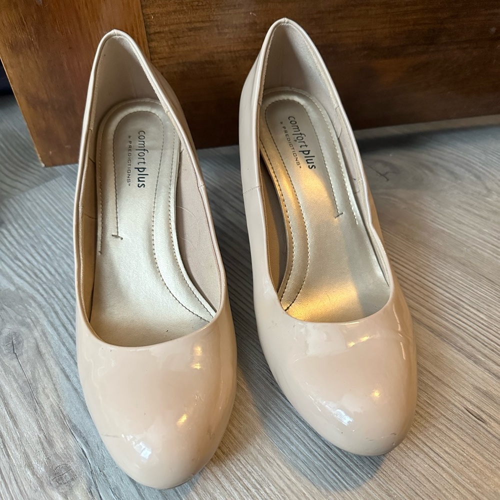 COMFORTPLUS/PREDICTIONS TAN PATENT LEATHER SHOES PUMPS SIZE 8